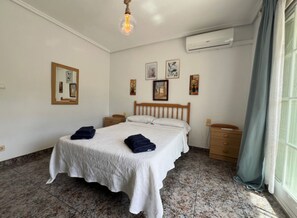 3 bedrooms - Charming 3-bedroom House With Shared Pool in Punta Prima, Torrevieja (Torrevieja)