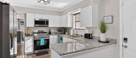 Talo, 3 makuuhuonetta | Yksityinen keittiö | Jääkaappi, uuni, kahvin-/teenkeitin, leivänpaahdin