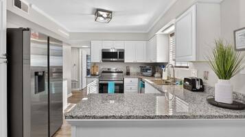 House, 3 Bedrooms | Private kitchen | Fridge, oven, coffee/tea maker, toaster