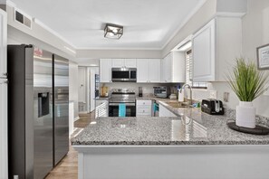 House, 3 Bedrooms | Dapur peribadi | Peti sejuk, ketuhar, pembancuh kopi/teh, pembakar roti 