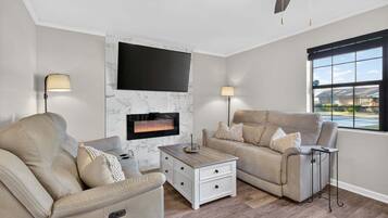 Casa, 3 habitaciones | Área de sala de estar | Smart TV