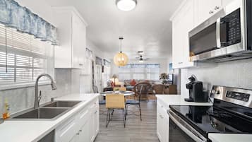 Hus, 3 soverom | Eget kjøkken | Kjøleskap, ovn, kaffetrakter/tekoker og brødrister