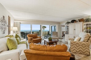 Living area - 216 Amelia By The Sea 3 Bedroom Condo (Fernandina Beach)
