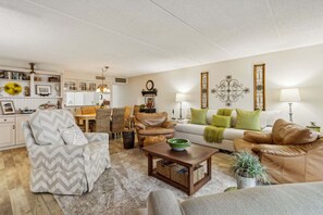 Living area - 216 Amelia By The Sea 3 Bedroom Condo (Fernandina Beach)