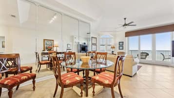 Condo, 2 quartos | Parte interna