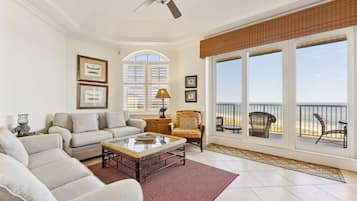 Condo, 2 quartos | Área de estar | Smart TV