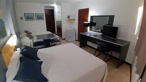 Quadruple Room, City View | In-room safe, desk, free WiFi - Apart Hotel Alvear (LDK)