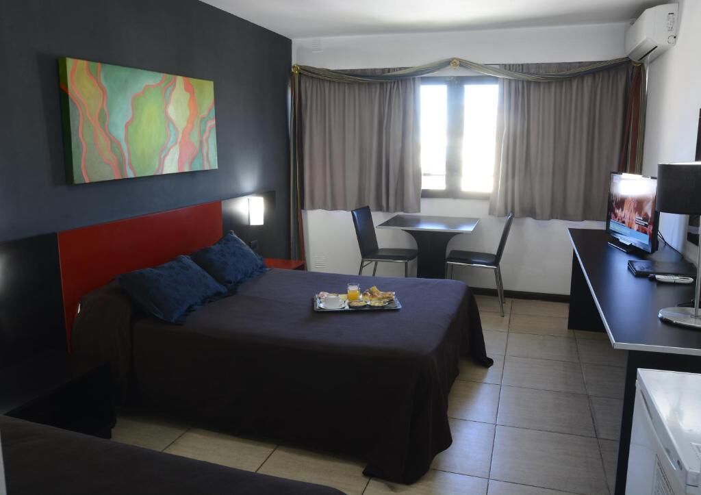 Habitación estándar con 1 cama matrimonial o 2 individuales, vista a la ciudad | Caja de seguridad en la habitación, escritorio y wifi gratis 