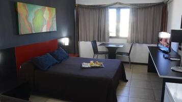 Habitación estándar con 1 cama matrimonial o 2 individuales, vista a la ciudad | Caja de seguridad en la habitación, escritorio y wifi gratis