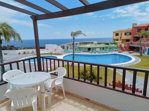 Outdoor dining - Charming 1-bedroom Apartment With Sea Views in Breña Baja (Brena Baja)