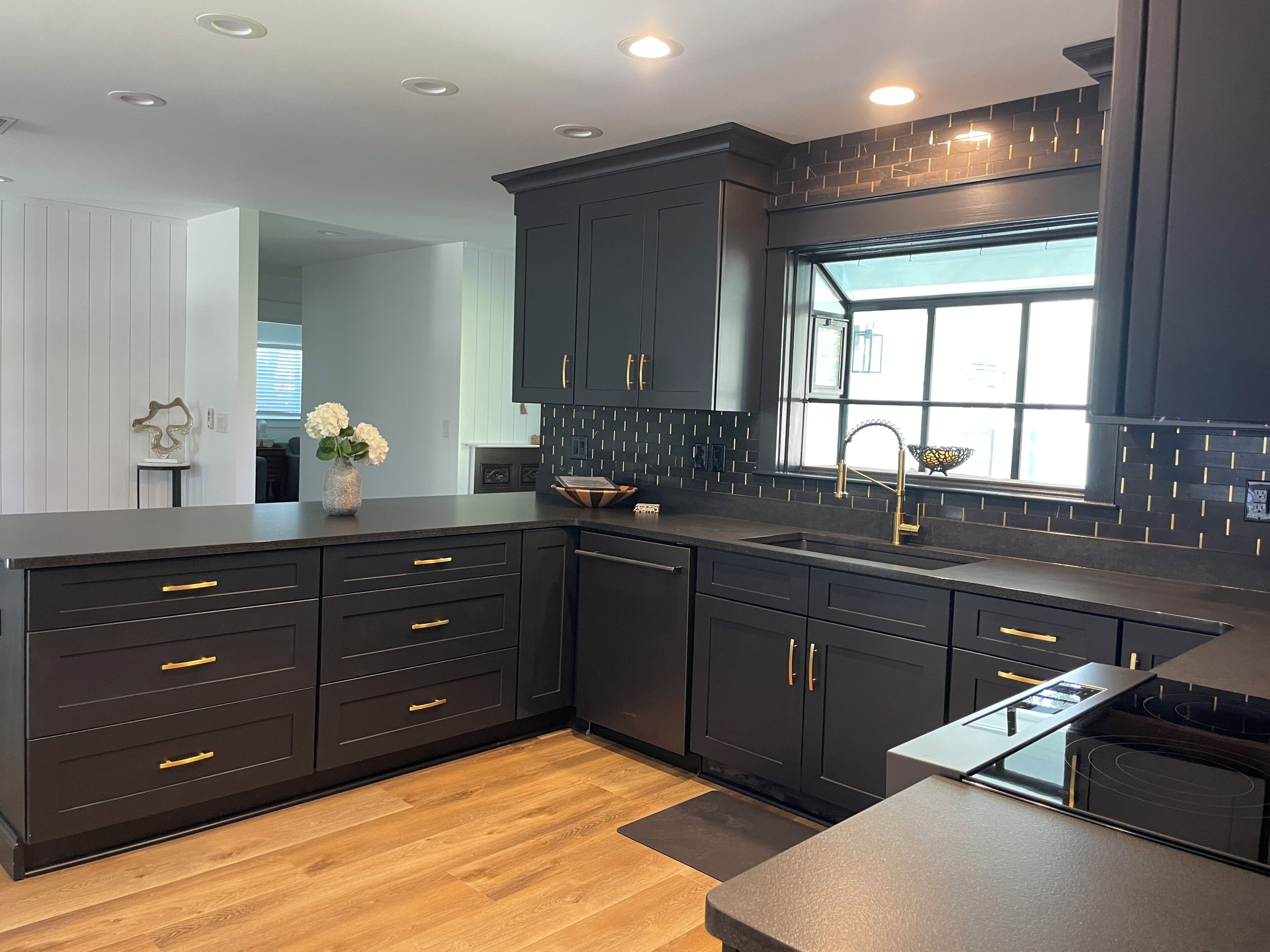 Een magnetron, een oven, een kookplaat, een vaatwasser