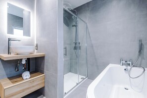Shower, hair dryer, towels, toilet paper - Spring Mount | 3 Bedrooms | Close to Convention Centre (Harrogate)