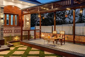 Villa | Outdoor dining - White Meadows Mysore (Mysore)