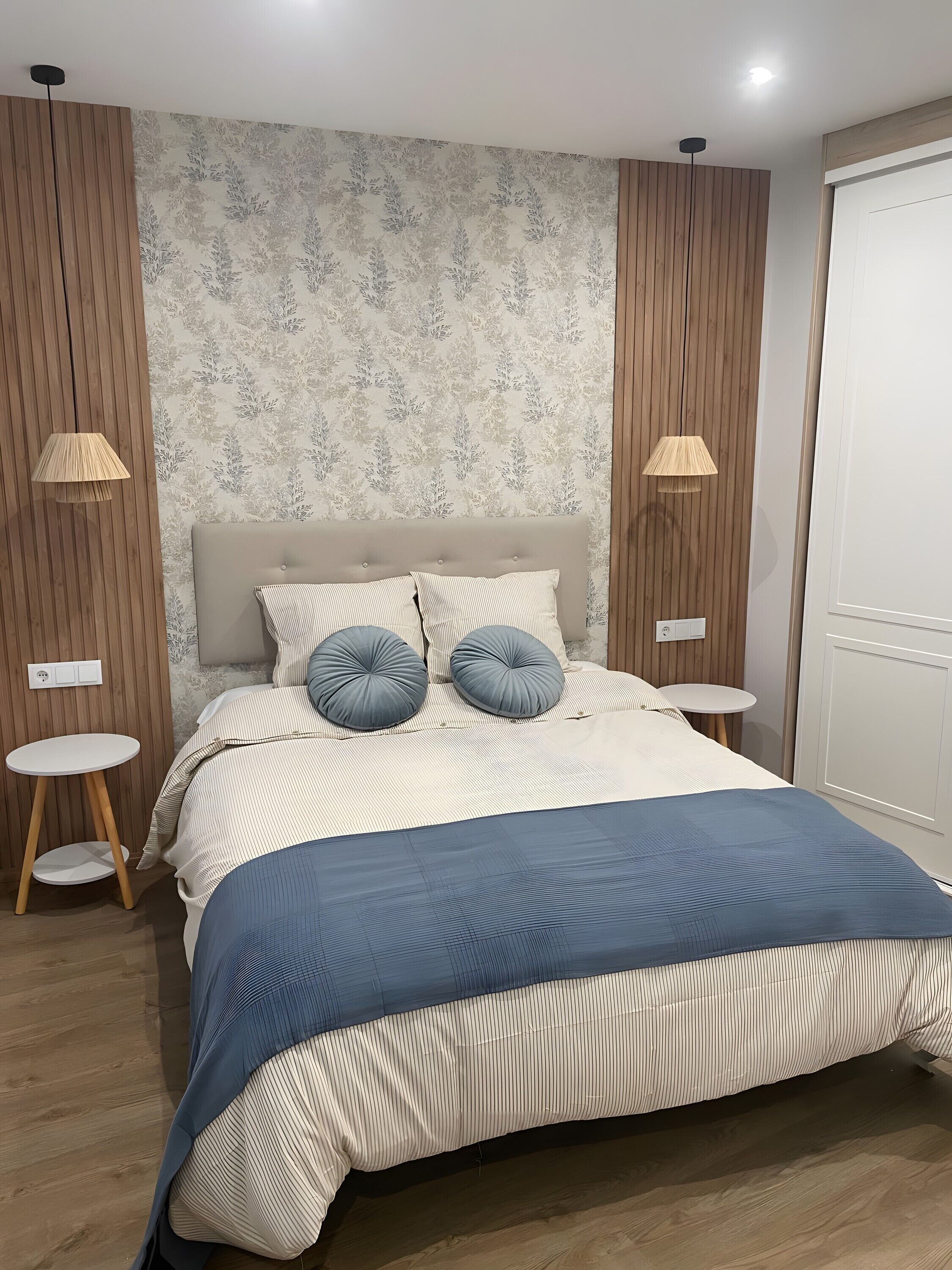 Een strijkplank/strijkijzer, wifi, beddengoed