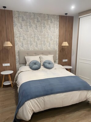 Tabla de planchar con plancha, wifi y ropa de cama