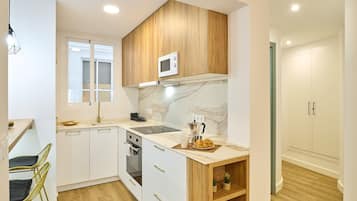 Kjøleskap, mikrobølgeovn, ovn og kokeplater