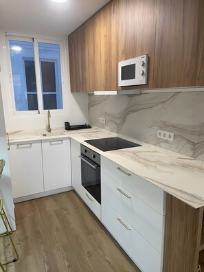 Kühlschrank, Mikrowelle, Ofen, Herdplatte