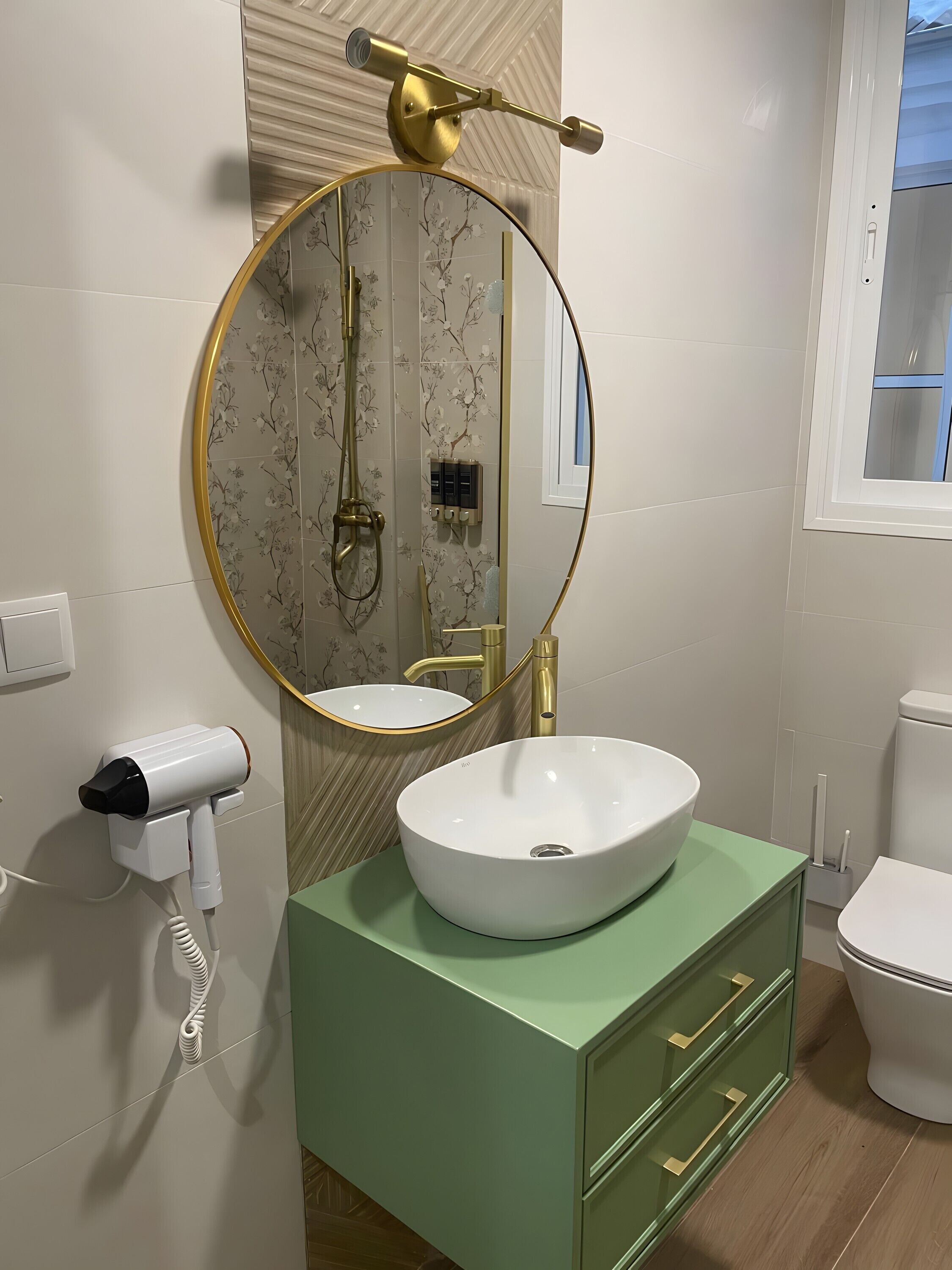 Een douche, een haardroger, handdoeken