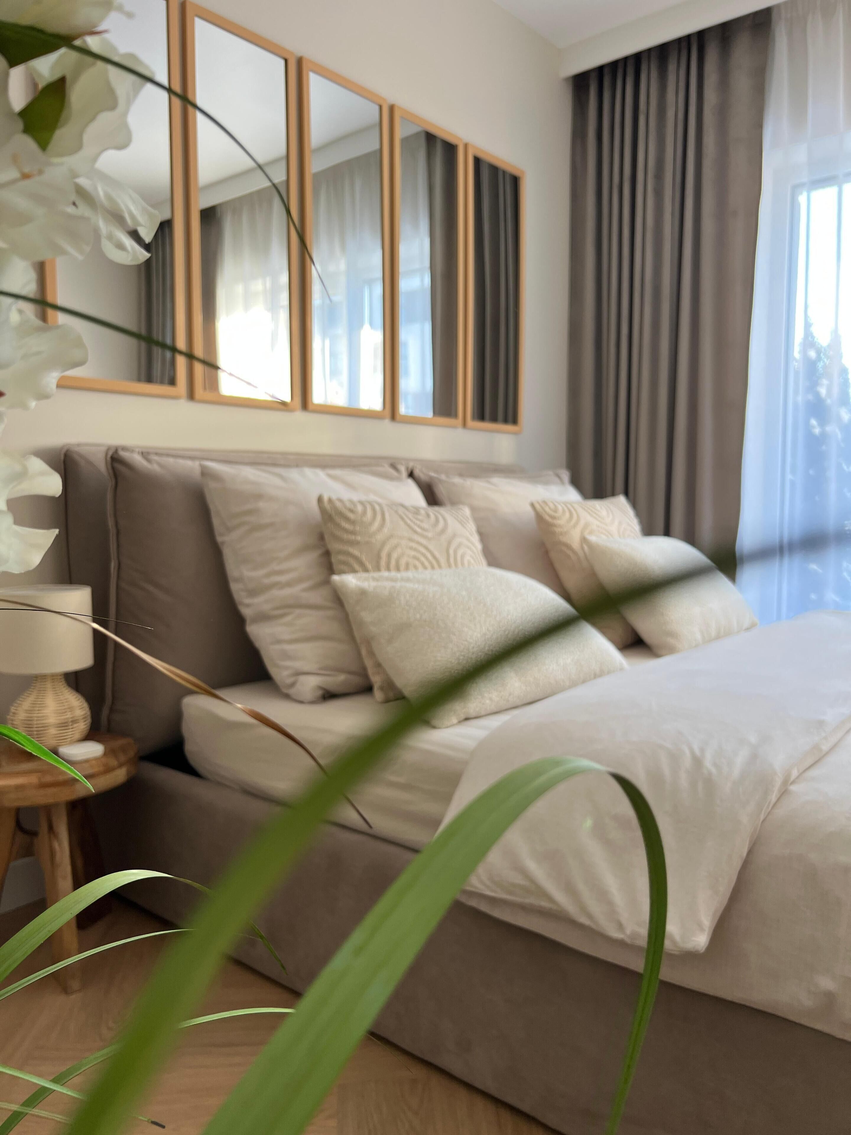 1 habitación, tabla de planchar con plancha y cuna de viaje 