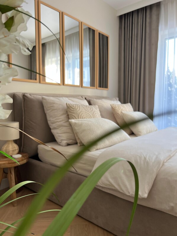 1 chambre, fer et planche à repasser, lit de bébé portatif