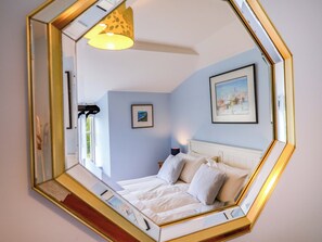 3 bedrooms, individually decorated, individually furnished - Half Moon Cottage (Lyme Regis)