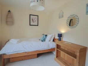 Cottage | 3 bedrooms, individually decorated, individually furnished - Half Moon Cottage (Lyme Regis)
