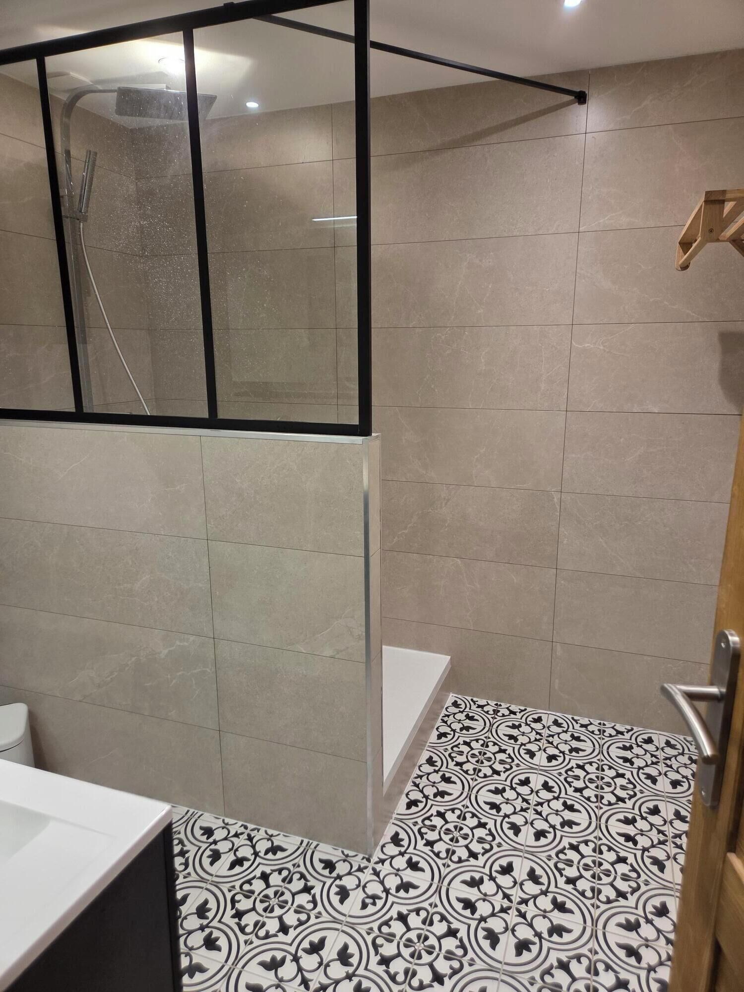 Douche, serviettes fournies, savon, papier toilette