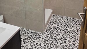 Un baño con ducha, inodoro y lavamanos.