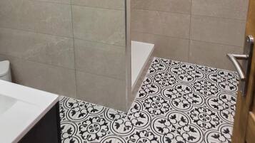 Douche, serviettes fournies, savon, papier toilette