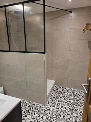 Shower, towels, soap, toilet paper