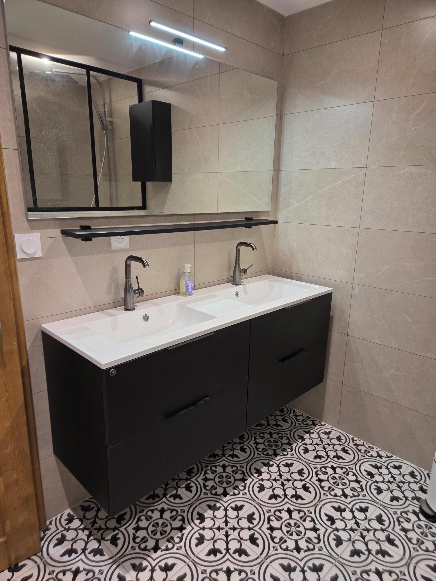 淋浴设施、毛巾、肥皂、卫生纸