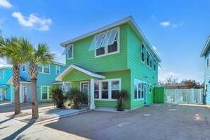 Exterior - Cute Port Aransas home near the beach, shops, and restaurants. Community pool an (Port Aransas)