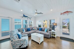 TV - Cute Port Aransas home near the beach, shops, and restaurants. Community pool an (Port Aransas)