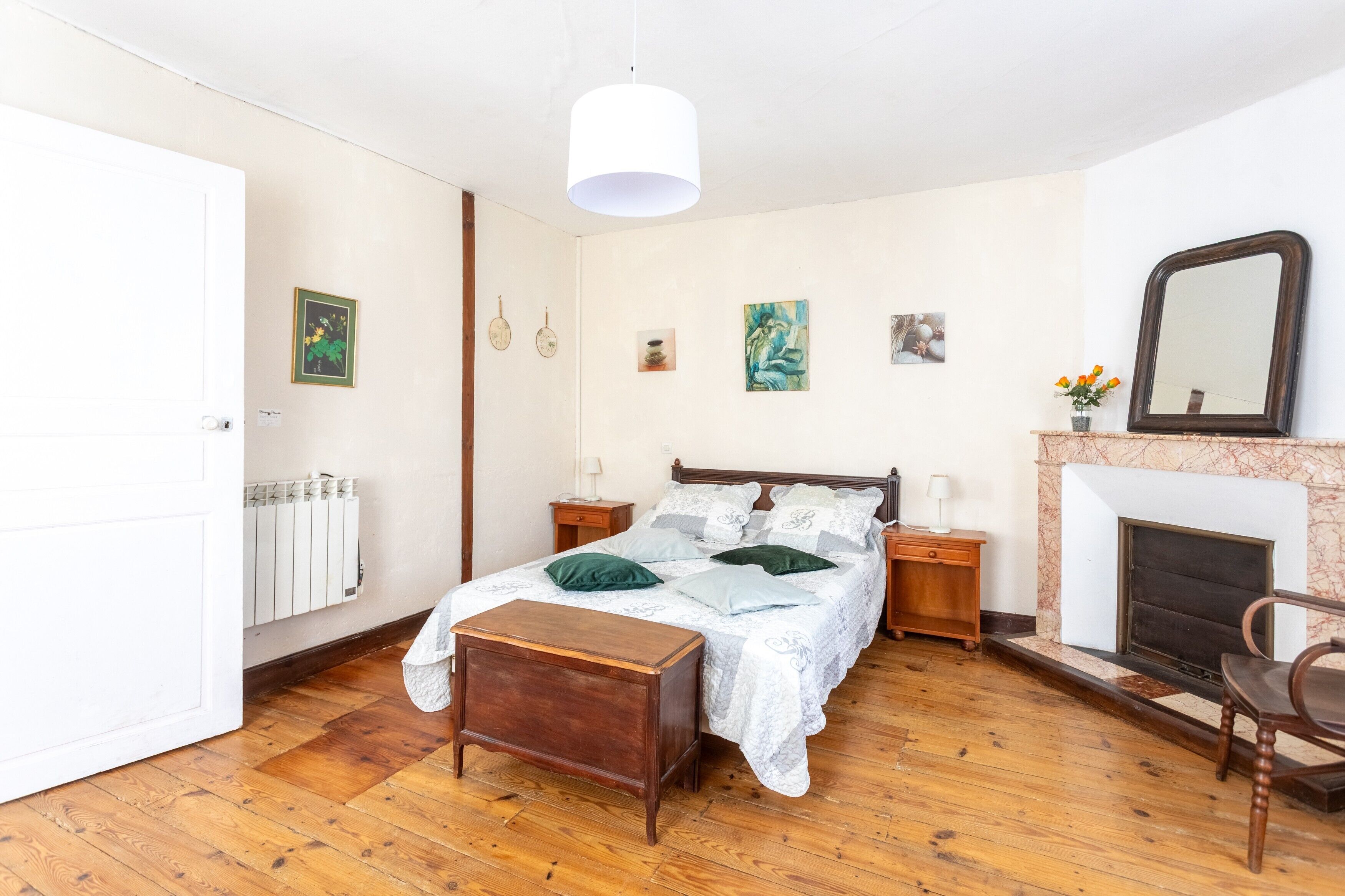 3 chambres, fer et planche à repasser, Wi-Fi, draps fournis