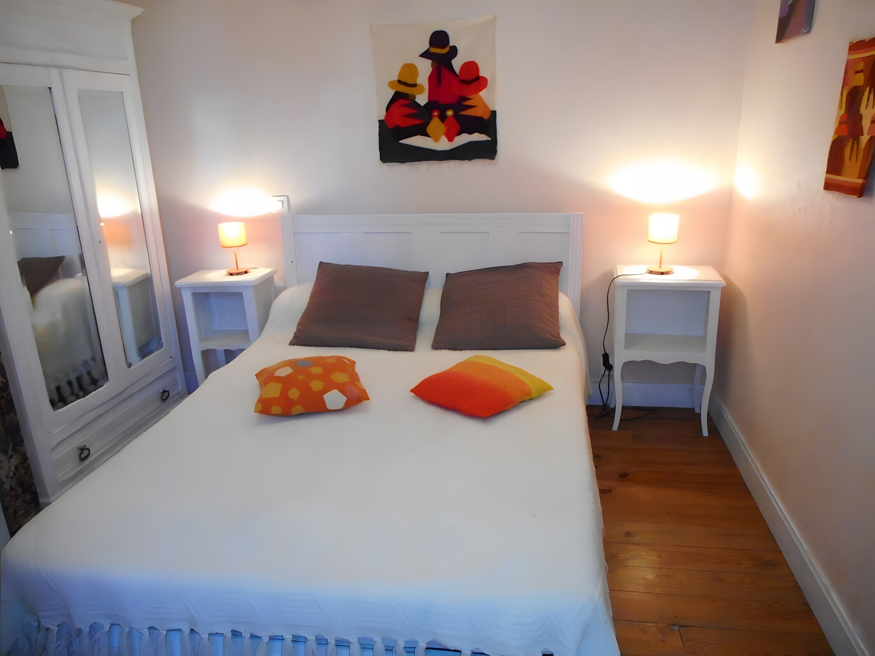 Een strijkplank/strijkijzer, wifi, beddengoed