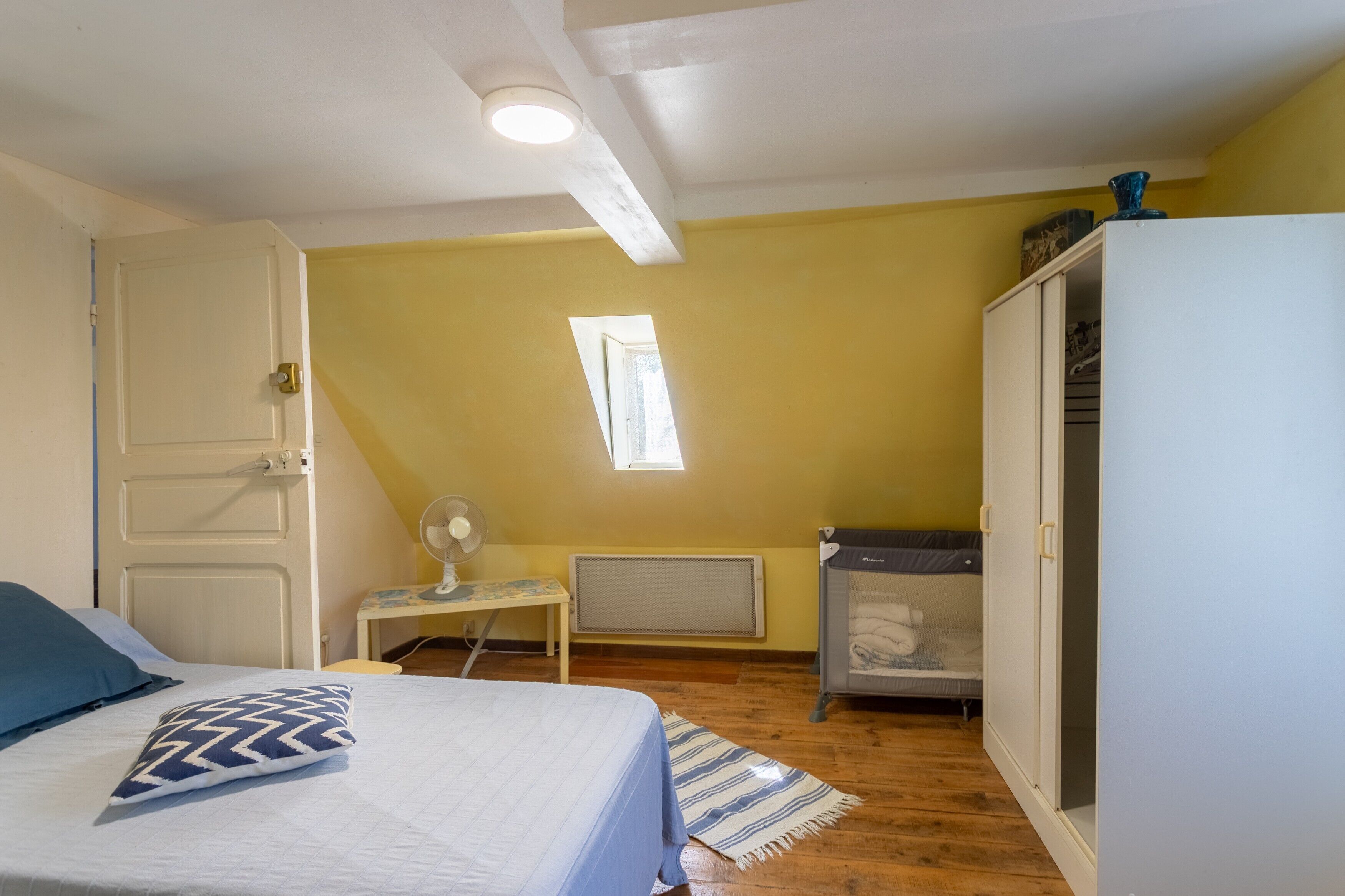 3 chambres, fer et planche à repasser, Wi-Fi, draps fournis