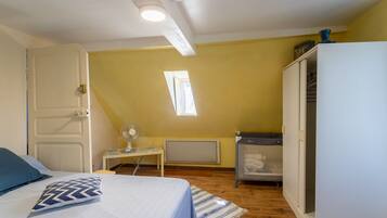 3 chambres, fer et planche à repasser, Wi-Fi, draps fournis