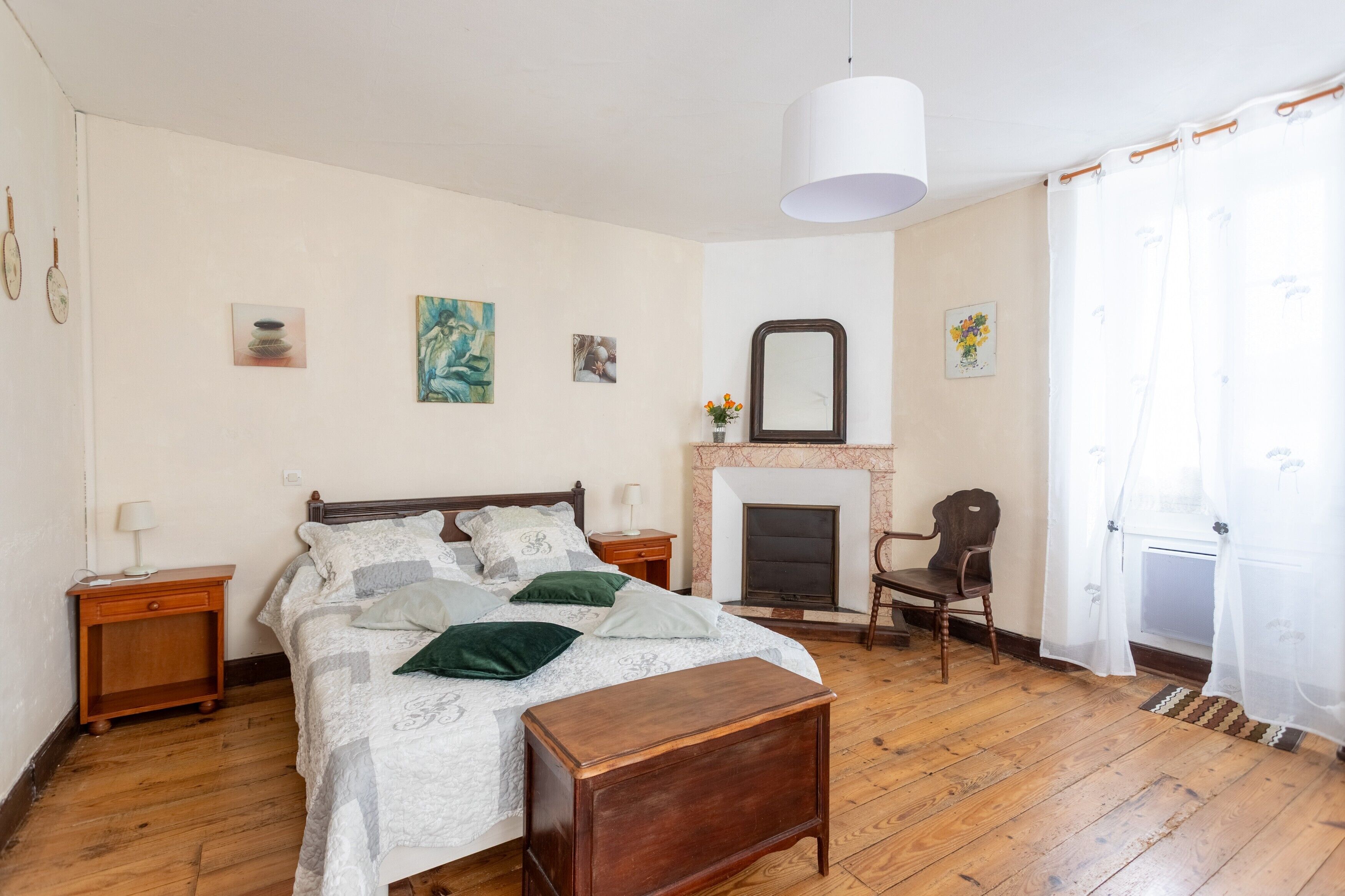 3 chambres, fer et planche à repasser, Wi-Fi, draps fournis