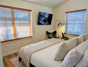 4 bedrooms, iron/ironing board, free WiFi, bed sheets - Chalet 62 at The Official Collins Lake Resort (Government Camp)