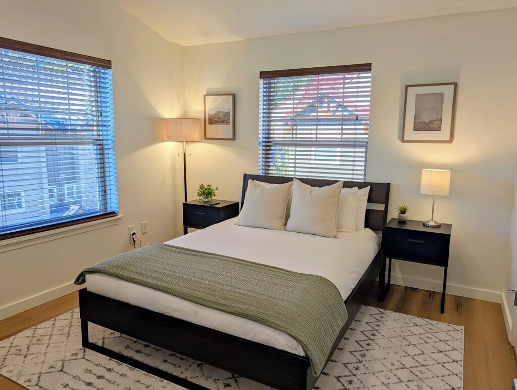 Tabla de planchar con plancha, wifi gratis y ropa de cama 