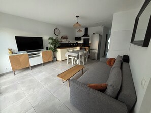 Living area - Charming T3 maisonette with garden (La Motte-d'Aigues)