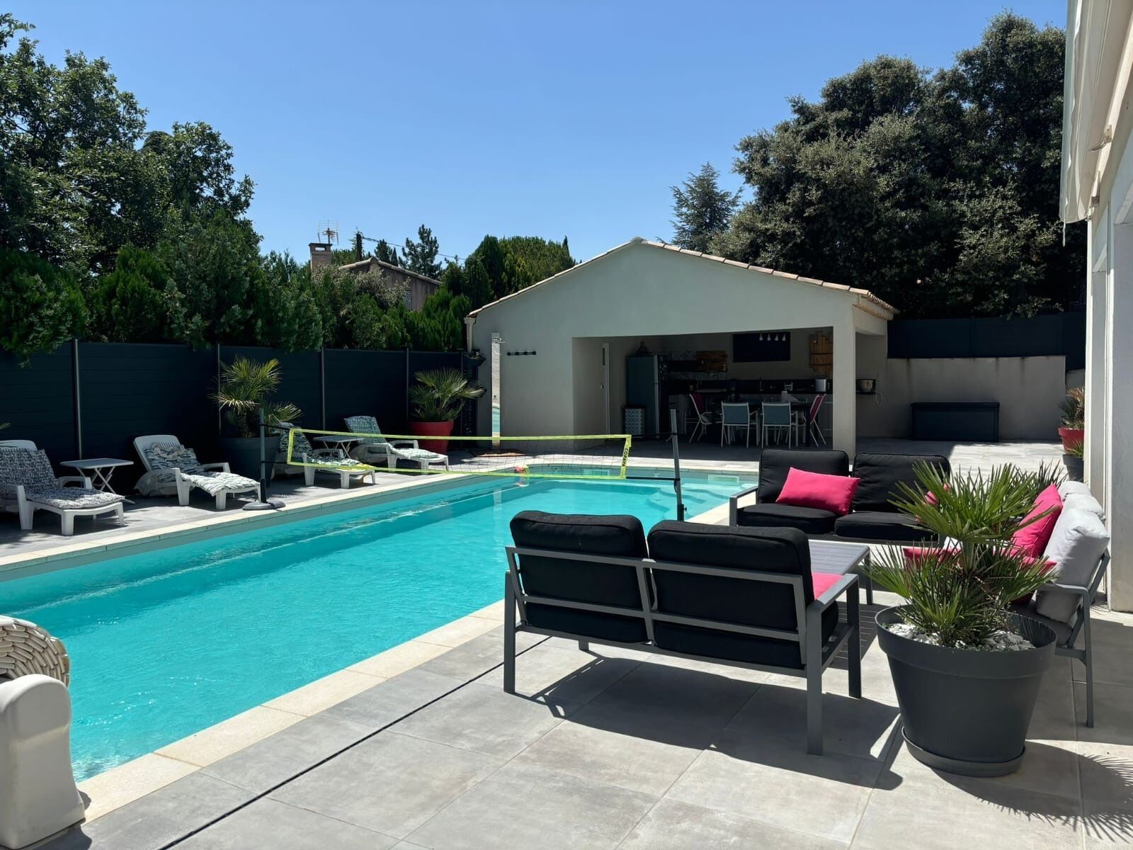 Utendørsbasseng og et oppvarmet basseng