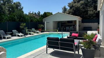 Utendørsbasseng og et oppvarmet basseng