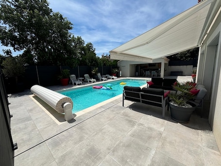 Outdoor pool, a heated pool. Charming T3 maisonette with garden