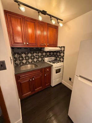Private kitchen - Cute & Cozy studio furnished apartment with everything you need! Clean & Safe (Schenectady)