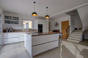 Kylskåp, mikrovågsugn, ugn och diskmaskin