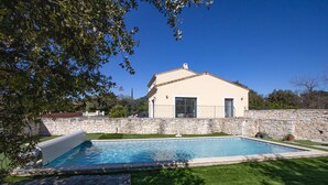 A house with a swimming pool, stone walls, and a well-maintained lawn. - Air-conditioned villa with private pool – Wheelchair accessible – Drôme Provençale (Saint-Restitut)