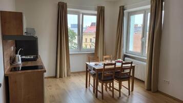 Perhesviitti, tupakointi kielletty | Ruokailu