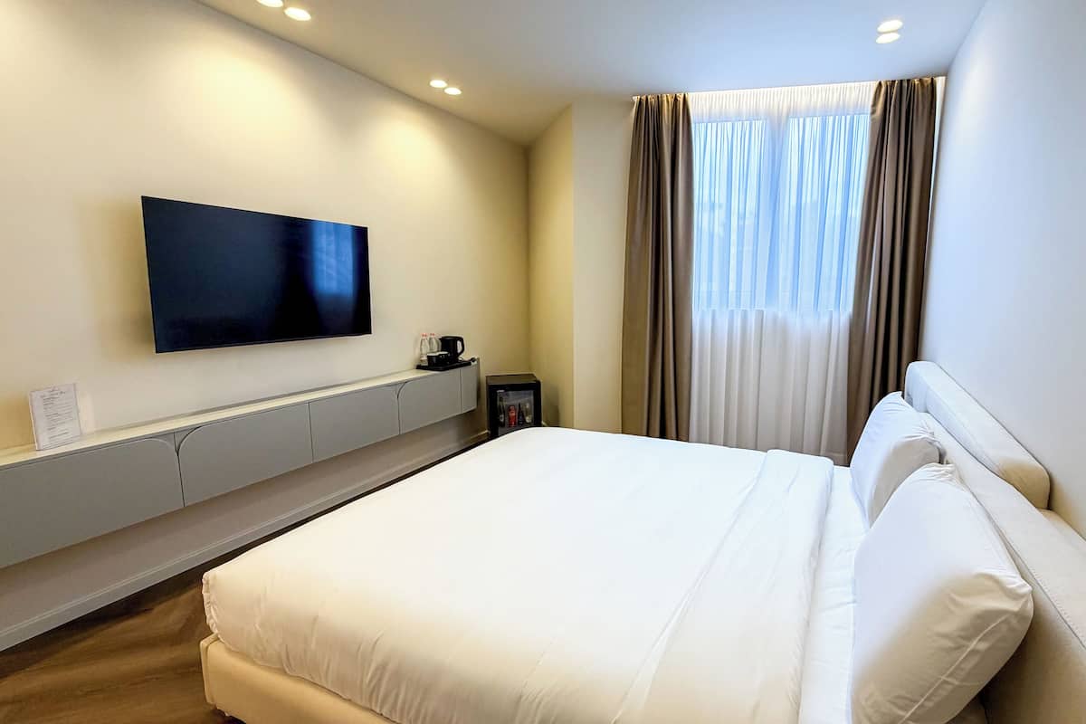 Deluxe Suite, 1 King Bed | Hypo-allergenic bedding, minibar