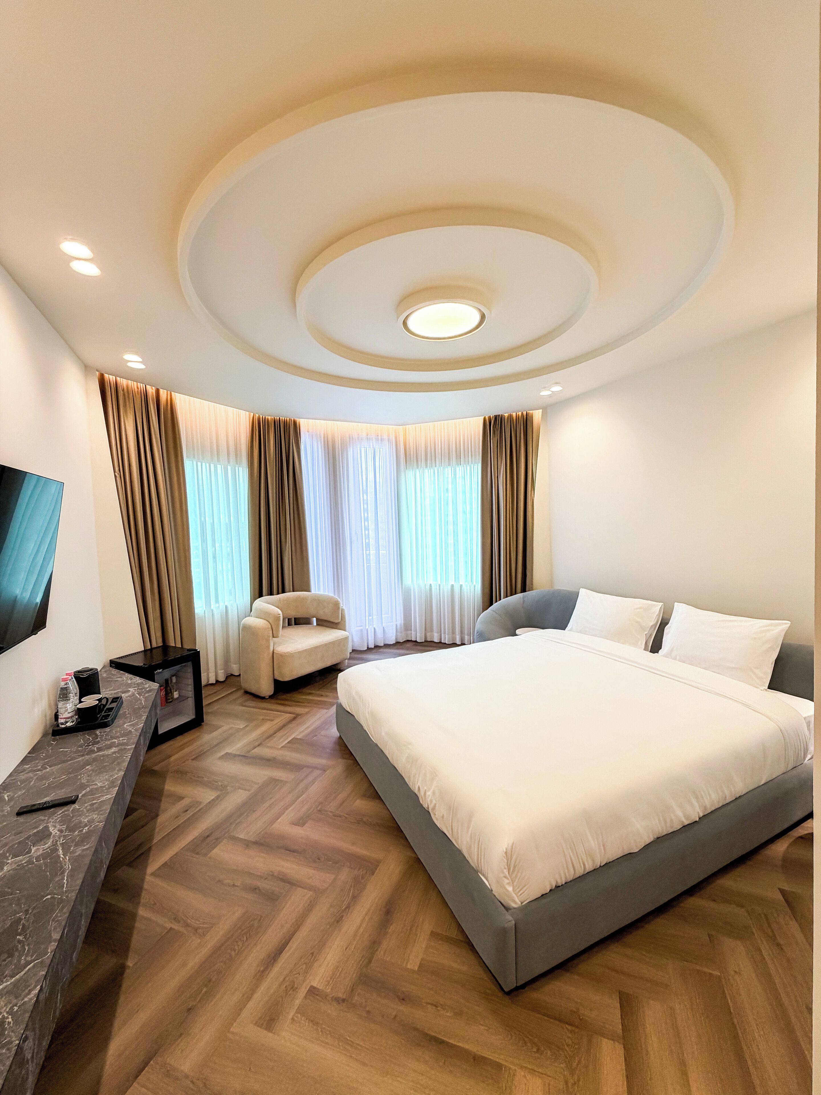 Deluxe Suite | Hypo-allergenic bedding, minibar